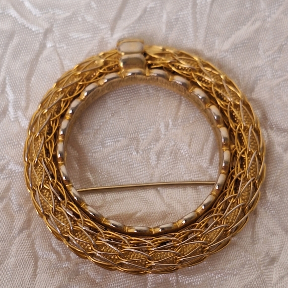 Vintage Kramer of New York Gold Tone Circle Brooch Pin Book Piece MCM - Picture 1 of 8